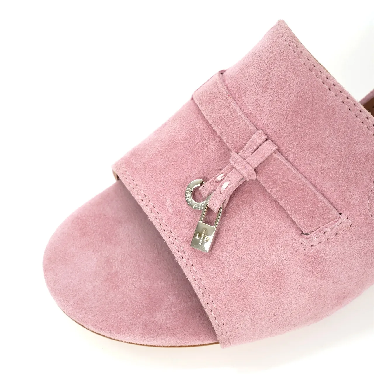 👟👟Ex-factory price 440👟👟 Genuine leather sole +30 suede sheepskin slippers with a strap decorated with Loro Piana My Charms charms and decorated with tone-on-tone stitching. Sophisticated and feminine, it pairs well with both city and resort looks. For those looking for an elegant upgrade, the summer glamor slipper is known for its slim open-back silhouette. size: 35-44 (custom-made sizes 43 and 44 are non-returnable) Upper: imported suede sheep leather (sheep), cowhide ostrich pattern, cowhide snake pattern Lining: imported high-grade mixed sheep silk Heel height: 5.5CM